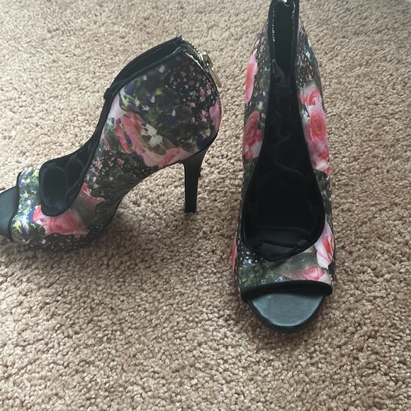 Call it Spring Pumps - Picture 2 of 3